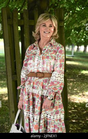 Surrey, Großbritannien. 04/07/2022, Anthea Turner, Press Day, RHS Hampton Court Palace Garden Festival 2022, East Molesey. Kleid von Miss June. Stockfoto