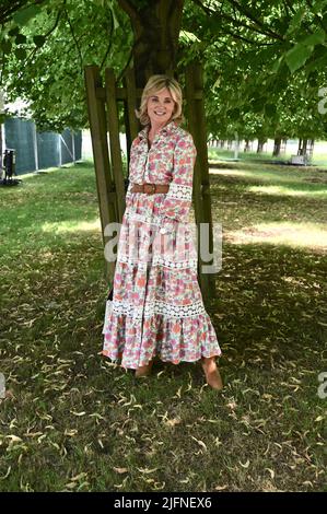 Surrey, Großbritannien. 04/07/2022, Anthea Turner, Press Day, RHS Hampton Palace Garden Festival, East Molesey. Kleid von Miss June. Stockfoto