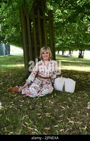 Surrey, Großbritannien. 04/07/2022, Anthea Turner, Press Day, RHS Hampton Palace Garden Festival, East Molesey. Kleid von Miss June. Stockfoto