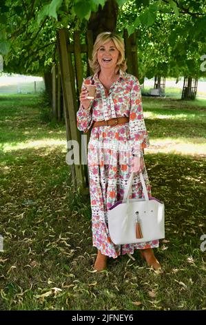 Surrey, Großbritannien. 04/07/2022, Anthea Turner, Press Day, RHS Hampton Palace Garden Festival, East Molesey. Kleid von Miss June. Stockfoto