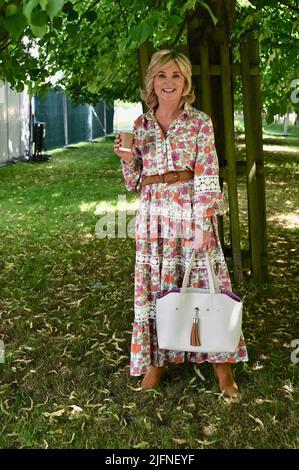 Surrey, Großbritannien. 04/07/2022, Anthea Turner, Press Day, RHS Hampton Court Palace Garden Festival 2022, East Molesey. Kleid von Miss June. Stockfoto