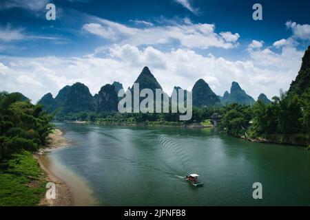 Karstberge entlang des Flusses Li, Yangshuo, Sichuan, China Stockfoto