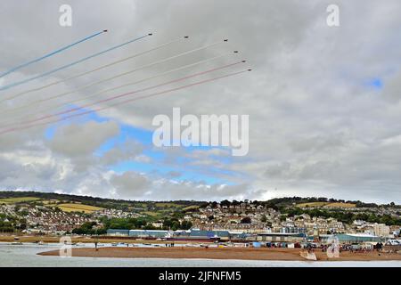 Die Roten Pfeile fliegen am Beginn ihrer ersten Ausstellung auf der Teignmouth Airshow 2022 entlang der Teign-Mündung. Von Shaldon aus gesehen. Stockfoto