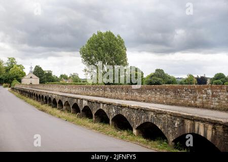 Denkmäler am Maud Heath's Causeway in Kellaways in der Nähe von Chippenham, Wiltshire. Sie war eine wohlhabende Witwe/Kauffrau/Philanthropin. 15. Jahrhundert. Stockfoto