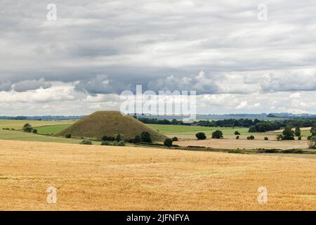 Eine weite Ansicht von Silbury Hill Avebury aus der Sicht des West Kennet Long Barrow, einem alten Monument in Wiltshire Stockfoto