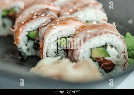 Unagi Rolle mit Aal, Lachs, Avocado, Reis, Nori, Und philadelphia Cheese Stockfoto