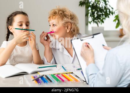 Beratung mit einer Psychologin Großmutter und Enkelin Stockfoto
