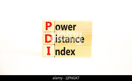 PDI-Leistungsindex. Concept Words PDI Power distance Index auf Holzblöcken auf einem schönen weißen Hintergrund. PDI-Reichweite für Unternehmen Stockfoto