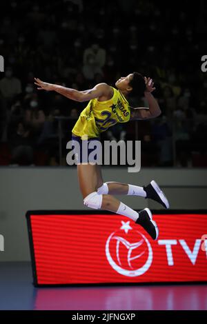 ISTANBUL, TÜRKEI - 23. JANUAR 2022: Melissa Vargas dient während des Spiels Fenerbahce Opet gegen Vakifbank Turkish Sultans League in der Burhan Felek Sport Hall Stockfoto