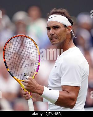 Rafael Nadal feiert den Gewinn des ersten Satzes beim vierten Einzelspiel seiner Herren gegen Botic van de Zandschulp am achten Tag der Wimbledon Championships 2022 im All England Lawn Tennis and Croquet Club in Wimbledon. Bilddatum: Montag, 4. Juli 2022. Stockfoto