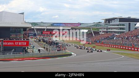 2022 britischer Formel-1-Grand-Prix, Absturz an der ersten Kurve, Farm Curve, Beschädigung von George Russell, Zhou Guanyu, Alexander Albon Autos, Silverstone Circuit Stockfoto