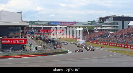 2022 britischer Formel-1-Grand-Prix, Absturz an der ersten Kurve, Farm Curve, Beschädigung von George Russell, Zhou Guanyu, Alexander Albon Autos, Silverstone Circuit Stockfoto