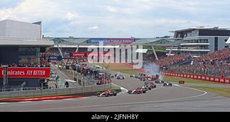 2022 britischer Formel-1-Grand-Prix, Absturz an der ersten Kurve, Farm Curve, Beschädigung von George Russell, Zhou Guanyu, Alexander Albon Autos, Silverstone Circuit Stockfoto