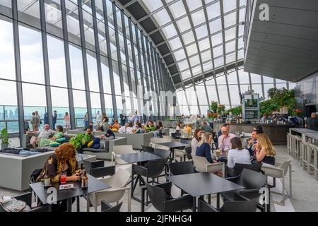 Bar im Sky Garden, One Fenchurch Street (Walkie Talkie-Gebäude), London, England, Großbritannien Stockfoto