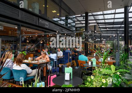 Restaurants in Old Spitalfields Market, Tower Hamlets, East End, London, England, VEREINIGTES KÖNIGREICH Stockfoto