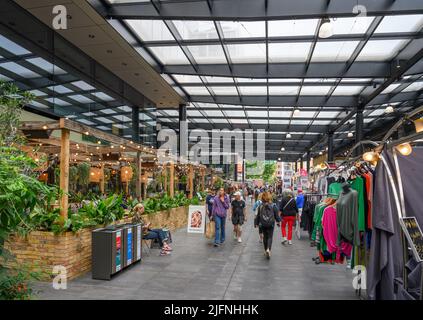 Stände und Restaurants in Old Spitalfields Market, Tower Hamlets, East End, London, England, VEREINIGTES KÖNIGREICH Stockfoto