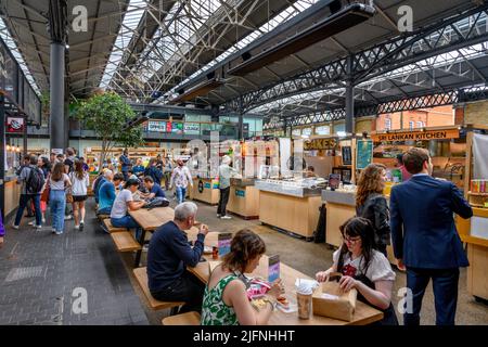 Imbissstände in Old Spitalfields Market, Tower Hamlets, East End, London, England, VEREINIGTES KÖNIGREICH Stockfoto