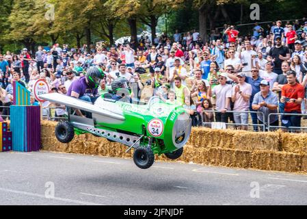 Team Every Can Counts Kart beim letzten Sprung beim Red Bull Soapbox Race 2022 im Alexandra Palace in London, Großbritannien. Recycling-Angebot Stockfoto