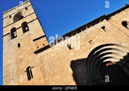 Die Stiftskirche von Santa María, auch bekannt als Iglesia de la Asunción. Aínsa ist die Hauptstadt der Gemeinde Aínsa-Sobrarbe. Aínsa, Aínsa-S Stockfoto