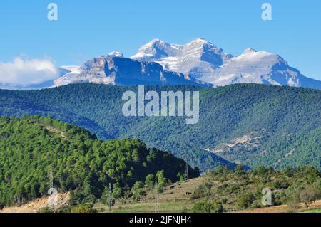 Monte Perdido-Massiv von Aínsa aus gesehen. Aínsa ist die Hauptstadt der Gemeinde Aínsa-Sobrarbe. Aínsa, Aínsa-Sobrarbe, Huesca, Aragón, Spanien, Europ Stockfoto