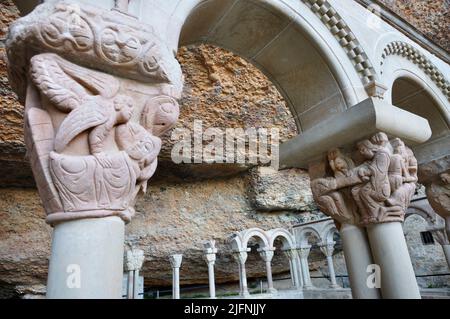 Kapitelle in Stein gemeißelt. Kreuzgang des Klosters San Juan de la Peña. Der Real Monasterio de San Juan de la Peña ist ein religiöser Komplex in der Stadt Stockfoto