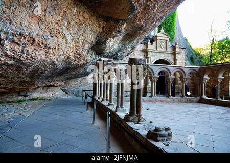 Kreuzgang des Klosters San Juan de la Peña. Das Real Monasterio de San Juan de la Peña ist ein religiöser Komplex in der Stadt Santa Cruz de la Serós, AT Stockfoto