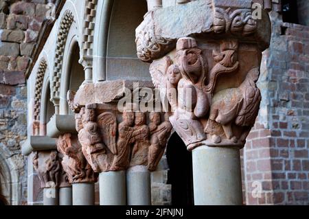 Kapitelle in Stein gemeißelt. Kreuzgang des Klosters San Juan de la Peña. Der Real Monasterio de San Juan de la Peña ist ein religiöser Komplex in der Stadt Stockfoto