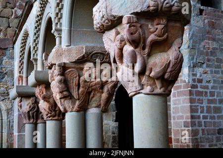 Kapitelle in Stein gemeißelt. Kreuzgang des Klosters San Juan de la Peña. Der Real Monasterio de San Juan de la Peña ist ein religiöser Komplex in der Stadt Stockfoto