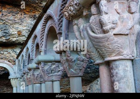 Kreuzgang des Klosters San Juan de la Peña. Das Real Monasterio de San Juan de la Peña ist ein religiöser Komplex in der Stadt Santa Cruz de la Serós, AT Stockfoto