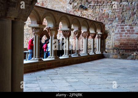 Kreuzgang des Klosters San Juan de la Peña. Das Real Monasterio de San Juan de la Peña ist ein religiöser Komplex in der Stadt Santa Cruz de la Serós, AT Stockfoto