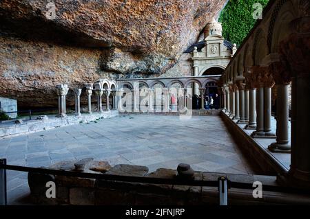 Kreuzgang des Klosters San Juan de la Peña. Das Real Monasterio de San Juan de la Peña ist ein religiöser Komplex in der Stadt Santa Cruz de la Serós, AT Stockfoto