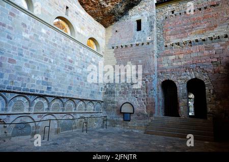 Der Real Monasterio de San Juan de la Peña ist ein religiöser Komplex in der Stadt Santa Cruz de la Serós, im Südwesten von Jaca, in der Provinz von Stockfoto