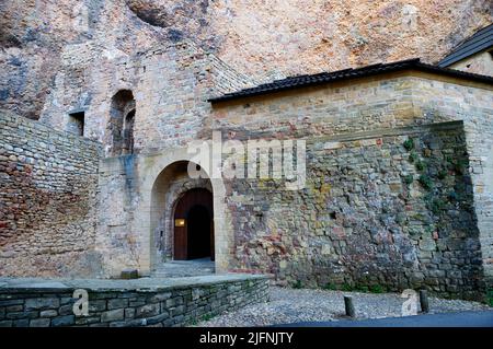 Der Real Monasterio de San Juan de la Peña ist ein religiöser Komplex in der Stadt Santa Cruz de la Serós, im Südwesten von Jaca, in der Provinz von Stockfoto