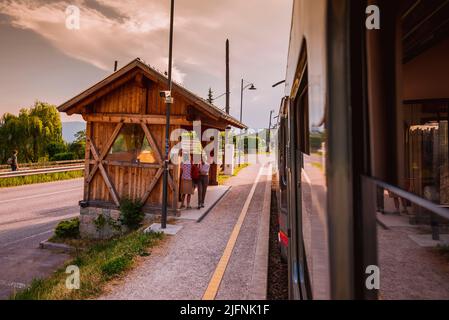 Bahnhof Linzbach. Die Ritten-Bahn ist eine elektrische Stadtbahn, die Bozen mit der Ritten verband. Ritten-Hochebene, Bozen, Südtirol, Trient Stockfoto