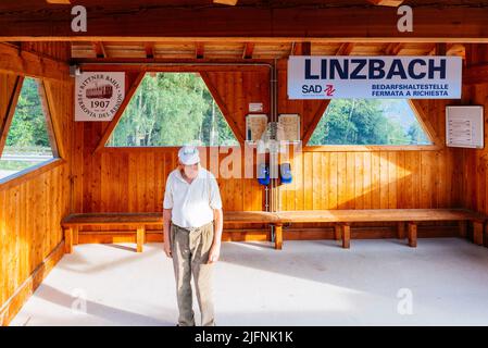 Bahnhof Linzbach. Die Ritten-Bahn ist eine elektrische Stadtbahn, die Bozen mit der Ritten verband. Ritten-Hochebene, Bozen, Südtirol, Trient Stockfoto