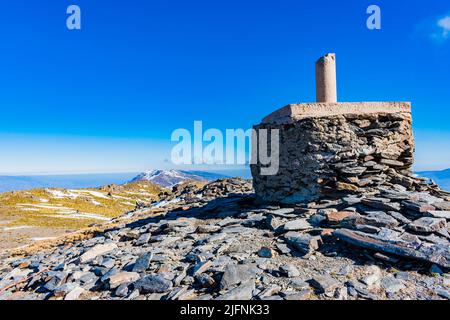 Geografischer Scheitelpunkt auf dem Gipfel des Chullo. El Chullo, mit einer Höhe von 2.612 Metern über dem Meeresspiegel, ist der höchste Gipfel in der Provinz Almería, Stockfoto