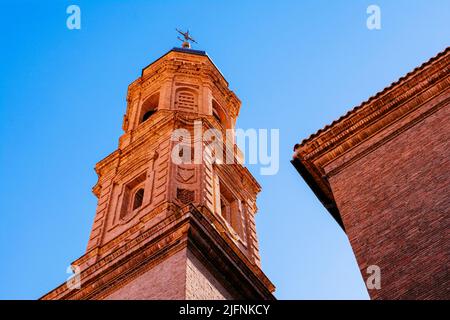 Glockenturm im Mudéjar-Stil. San Juan el Real, St. John the Royal, ist eine römisch-katholische Kirche im Barockstil in Calatayud, Zaragoza, Aragón, Spanien Stockfoto