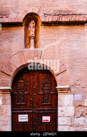 Seiteneingang in der Valentín Gómez Straße, mit wunderschön geschnitzter Holztür. San Juan el Real, St. John the Royal, ist ein Barock-Stil, römisch-katholischen c Stockfoto