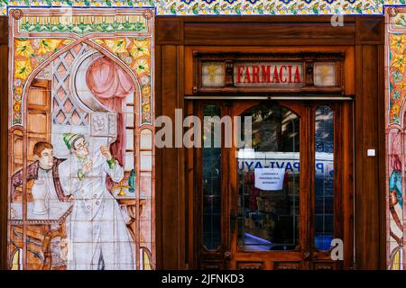 Schöne geflieste Fassade einer Apotheke. Calatayud, Zaragoza, Aragón, Spanien, Europa Stockfoto