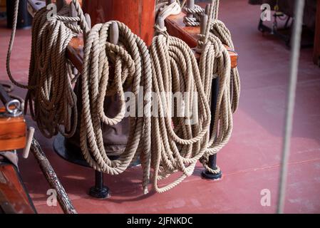 Stapel von Seilen auf dem Deck eines Schiffes Stockfoto