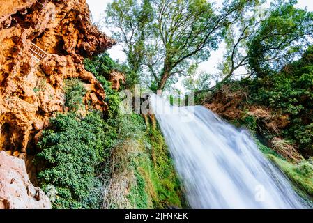 Der Wasserfall namens 'Cola de Caballo - Horsetail' ist mit mehr als 50 Metern der höchste im Naturpark des Monasterio de Piedra - Stone Mon Stockfoto