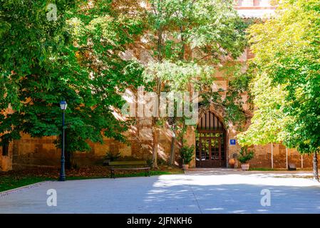 Eingang zum Hotel. Monasterio de Piedra, Steinkloster, ist ein Kloster, Hotel und Parkkomplex in Nuévalos, Provinz Zaragoza, Aragon, Spanien. Stockfoto