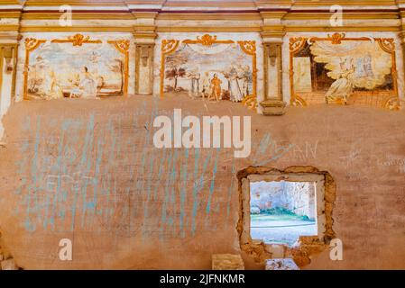 Reste von Wandmalereien an der Wand der Kirche. Ruinen der Hauptkirche des Klosters. Monasterio de Piedra, Steinkloster, ist ein Kloster, hote Stockfoto