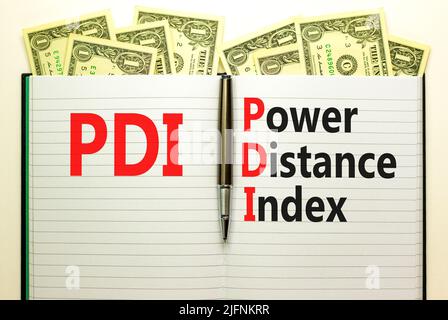 PDI-Leistungsindex. Concept Words PDI Power distance Index auf weißer Note auf schönem weißen Hintergrund. Dollarscheine. Metallstift. Busin Stockfoto