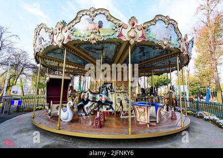 Bukarest, Rumänien, 13. November 2021: Buntes Kinder buntes Karussell mit gemischtem Kunststoff- und Metallspielzeug und Materialien in Parcul Tei (Linden Pa Stockfoto