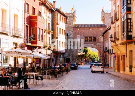 Die gepflasterte Calle Mayor, Main Street, im Hintergrund die Puerta Baja, Lower Gate, ist eines der Tore, die den Zugang zum Wehrgehege ermöglichen Stockfoto