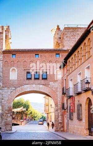 Die Puerta Baja, das untere Tor, ist eines der Tore, das Zugang zur Verteidigungsmauer der Mauer von Daroca gibt. Es wurde zum nationalen Monume erklärt Stockfoto