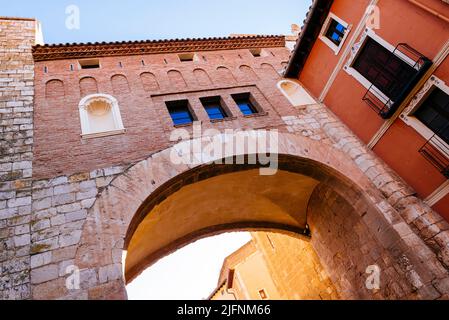 Die Puerta Baja, das untere Tor, ist eines der Tore, das Zugang zur Verteidigungsmauer der Mauer von Daroca gibt. Es wurde zum nationalen Monume erklärt Stockfoto