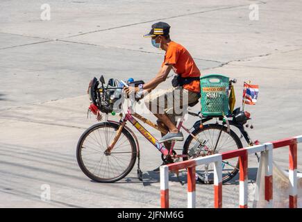 SAMUT PRAKAN, THAILAND, 28 2022. MÄRZ, Eine Männerfahrt auf einem Fahrrad mit individuellem Design Stockfoto