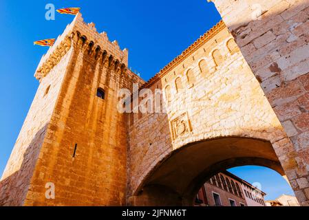 Die Puerta Baja, das untere Tor, ist eines der Tore, das Zugang zur Verteidigungsmauer der Mauer von Daroca gibt. Es wurde zum nationalen Monume erklärt Stockfoto